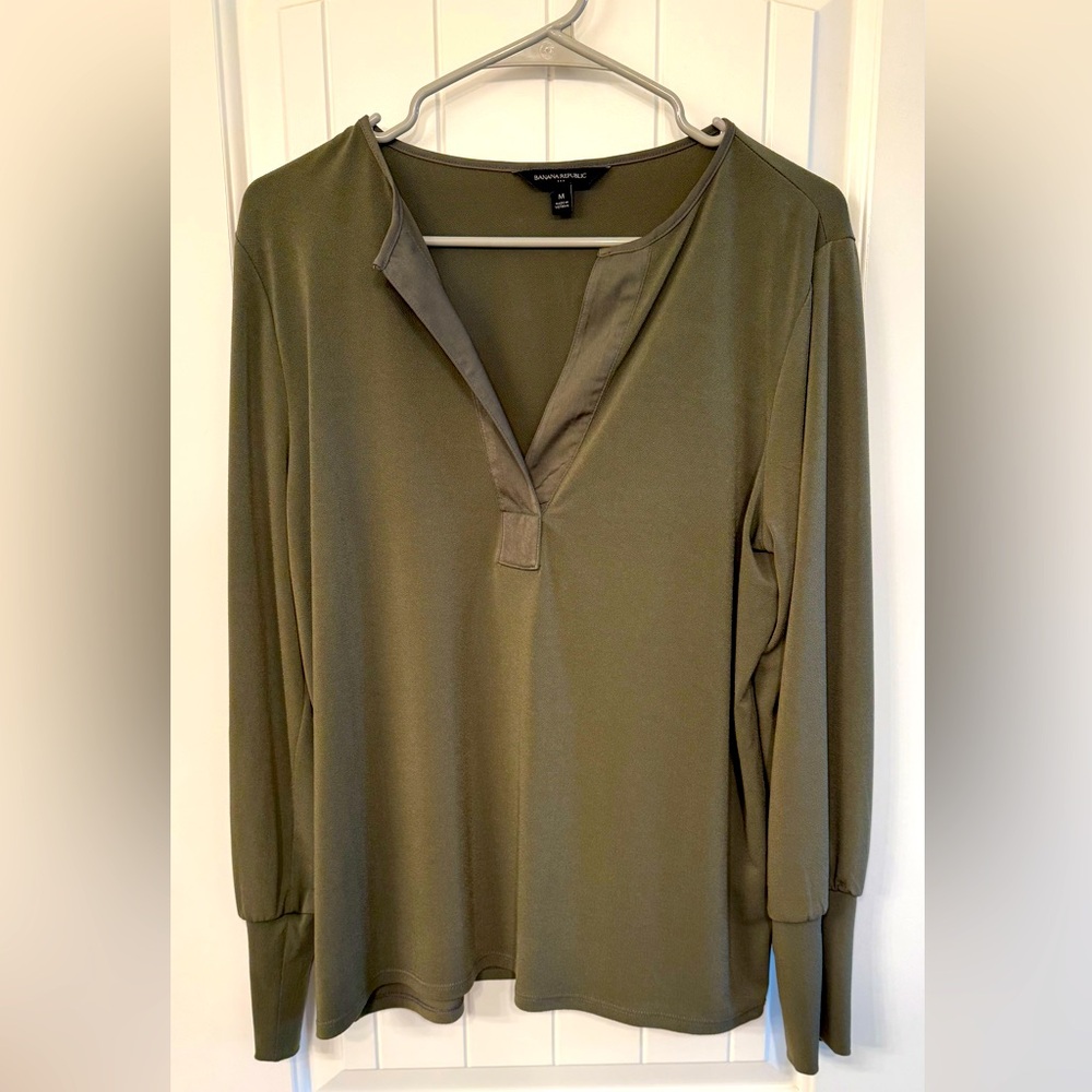 Banana Republic medium women’s blouse green long sleeve